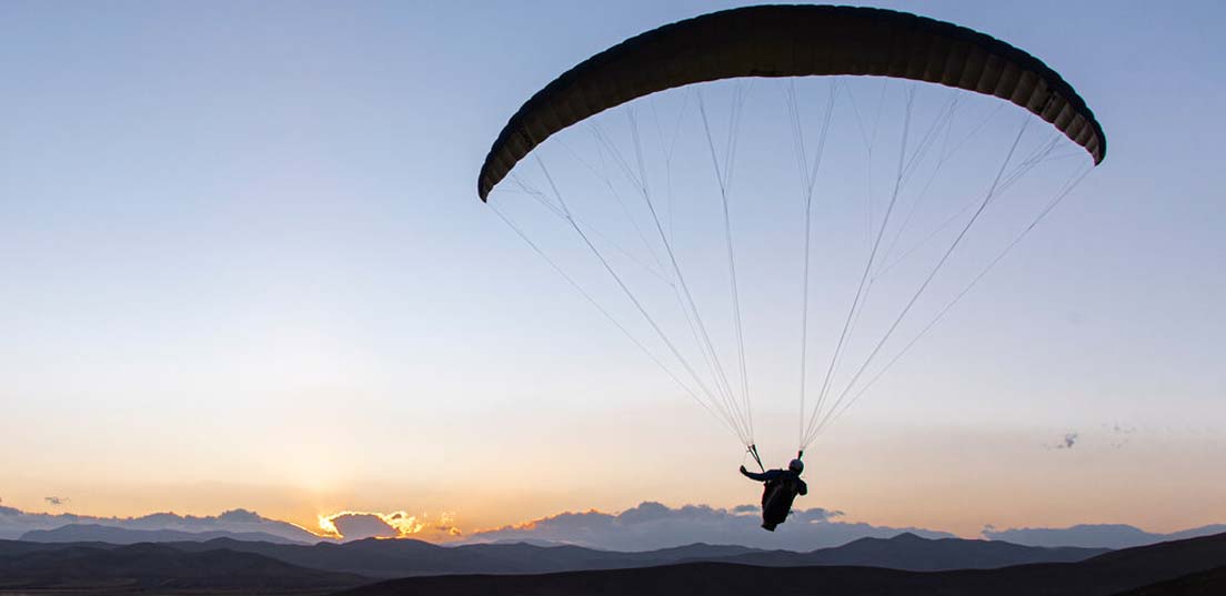 پاراگلایدر بر فراز جزیره